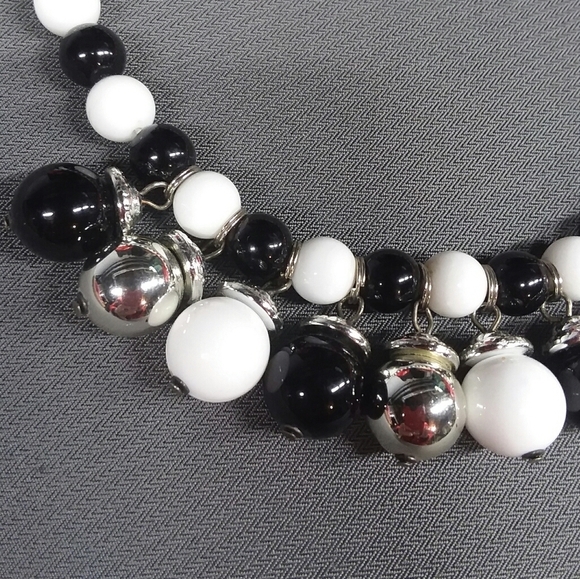 Vintage Black & White Bead Necklace - Picture 2 of 9